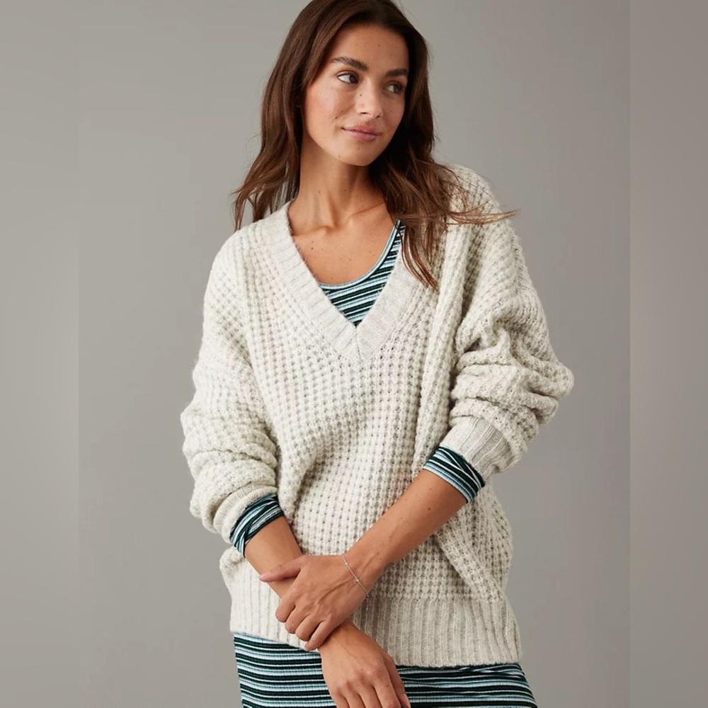 American Eagle Oversized Chunky Knit Gray White V Neck Sweater